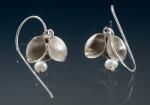 Single leaf short dangle earrings w pearls