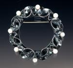 Interlock round brooch w pearls